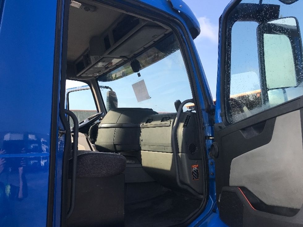 Day Cab Tractor-Heavy Duty Tractors-Volvo-2020-VNR64300-Tampa-FL-534,105\n\t\tmiles-$ 35,250 - Image 12