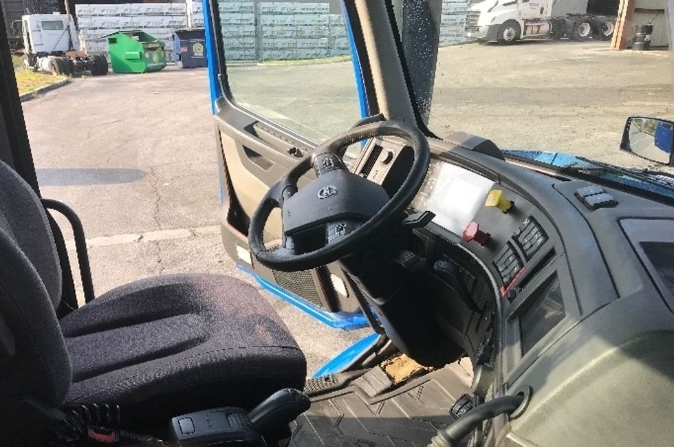 Day Cab Tractor-Heavy Duty Tractors-Volvo-2020-VNR64300-Tampa-FL-534,105\n\t\tmiles-$ 35,250 - Image 14