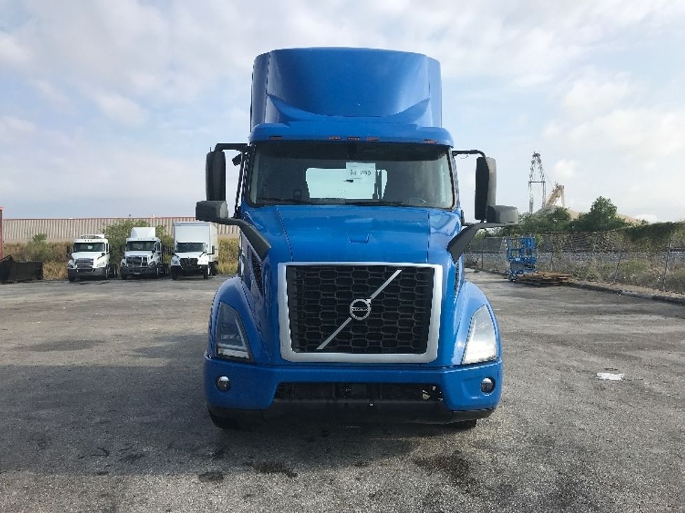 Day Cab Tractor-Heavy Duty Tractors-Volvo-2020-VNR64300-Tampa-FL-534,105\n\t\tmiles-$ 35,250 - Image 2