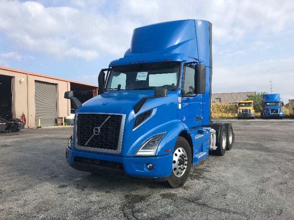 Day Cab Tractor-Heavy Duty Tractors-Volvo-2020-VNR64300-Tampa-FL-534,105\n\t\tmiles-$ 35,250 - Image 3