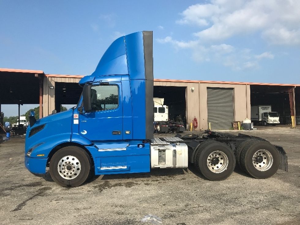 Day Cab Tractor-Heavy Duty Tractors-Volvo-2020-VNR64300-Tampa-FL-534,105\n\t\tmiles-$ 35,250 - Image 4