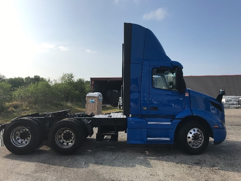 Day Cab Tractor-Heavy Duty Tractors-Volvo-2020-VNR64300-Tampa-FL-534,105\n\t\tmiles-$ 35,250 - Image 8