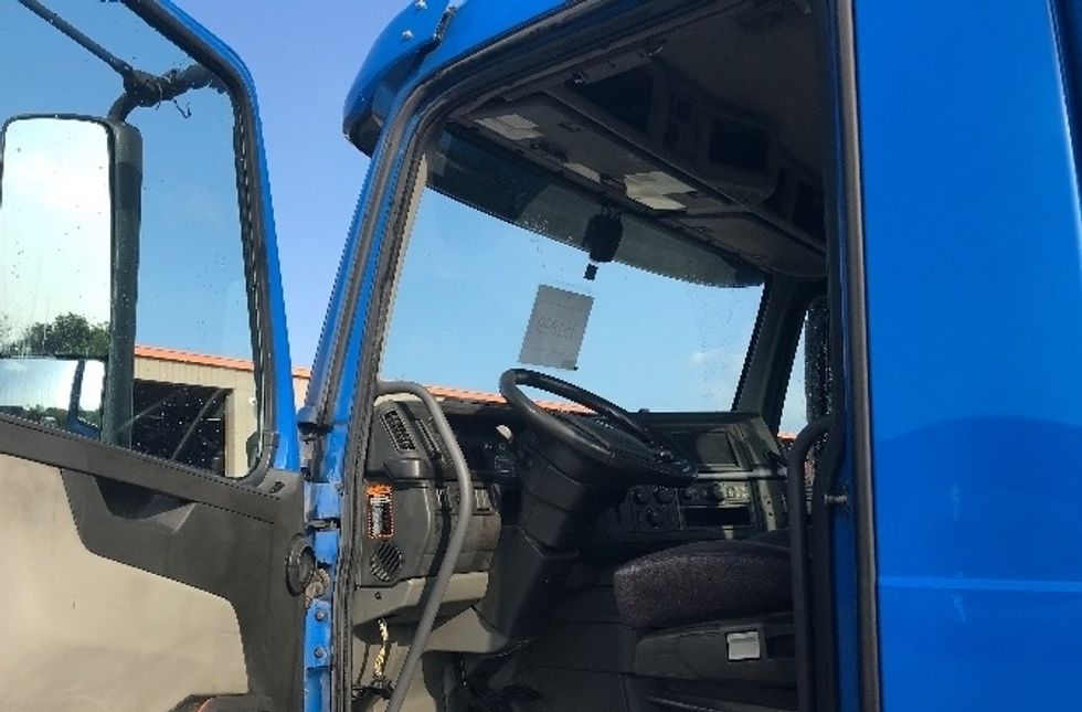 Day Cab Tractor-Heavy Duty Tractors-Volvo-2020-VNR64300-Tampa-FL-534,105\n\t\tmiles-$ 35,250 - Image 9