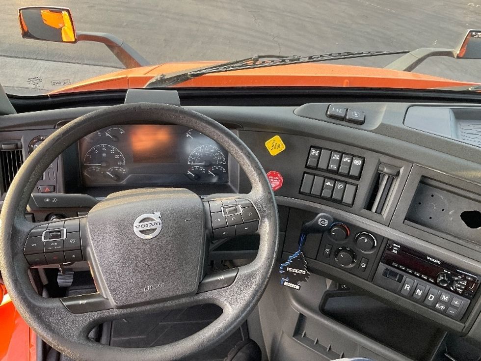Day Cab Tractor-Heavy Duty Tractors-Volvo-2020-VNR64300-Torrance-CA-202,855\n\t\tmiles-$ 54,750 - Image 11