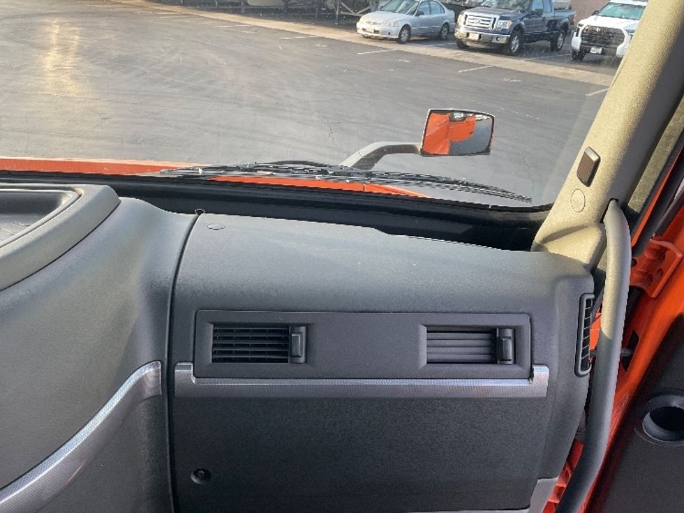 Day Cab Tractor-Heavy Duty Tractors-Volvo-2020-VNR64300-Torrance-CA-202,855\n\t\tmiles-$ 54,750 - Image 14