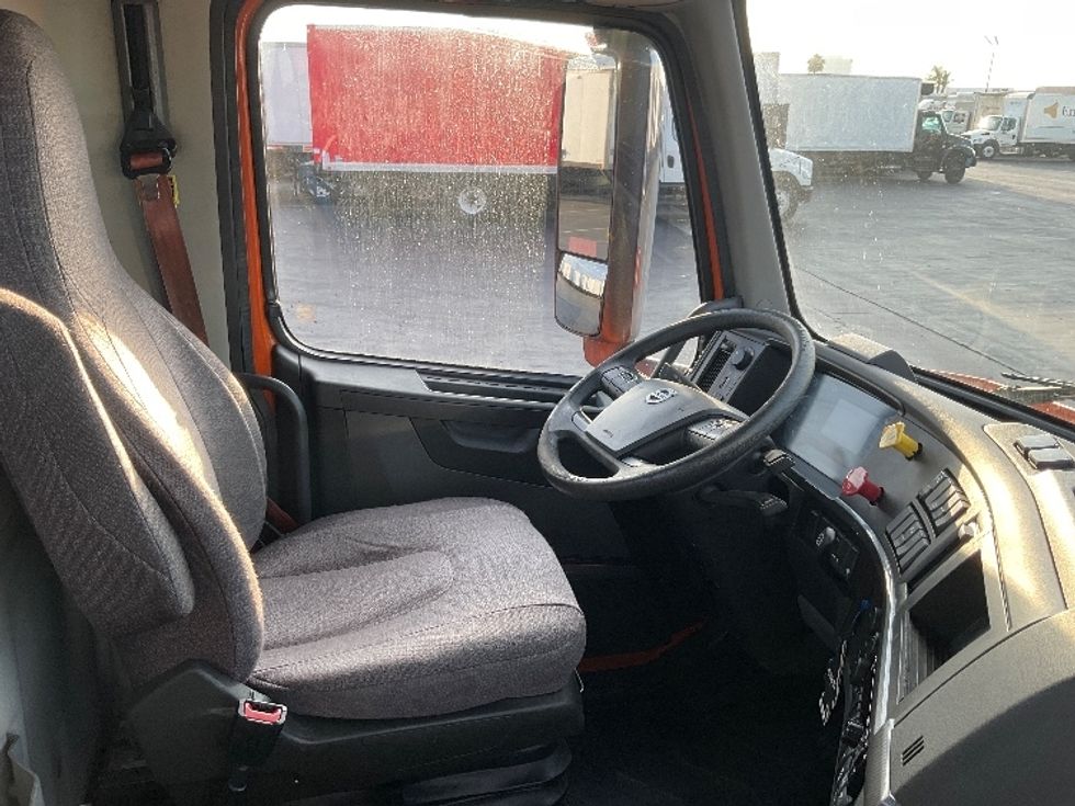 Day Cab Tractor-Heavy Duty Tractors-Volvo-2020-VNR64300-Torrance-CA-202,855\n\t\tmiles-$ 54,750 - Image 15