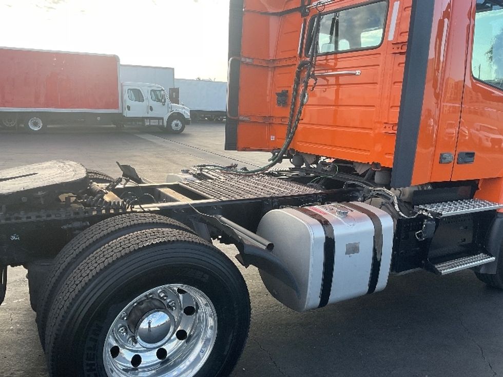 Day Cab Tractor-Heavy Duty Tractors-Volvo-2020-VNR64300-Torrance-CA-202,855\n\t\tmiles-$ 54,750 - Image 17