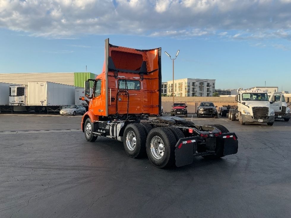 Day Cab Tractor-Heavy Duty Tractors-Volvo-2020-VNR64300-Torrance-CA-202,855\n\t\tmiles-$ 54,750 - Image 5