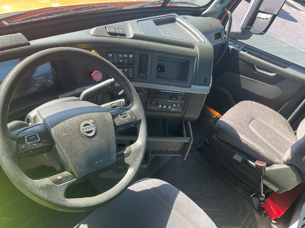 Day Cab Tractor-Heavy Duty Tractors-Volvo-2020-VNR64300-Torrance-CA-261,225\n\t\tmiles-$ 50,750 - Image 10