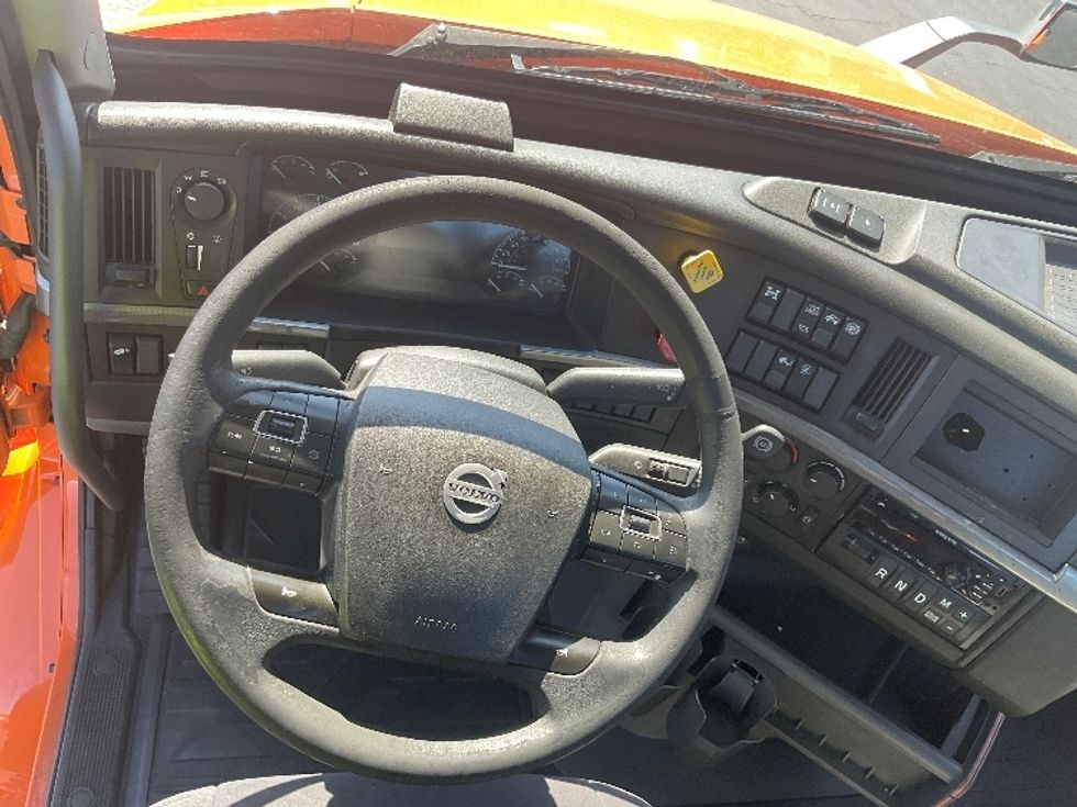 Day Cab Tractor-Heavy Duty Tractors-Volvo-2020-VNR64300-Torrance-CA-261,225\n\t\tmiles-$ 50,750 - Image 11