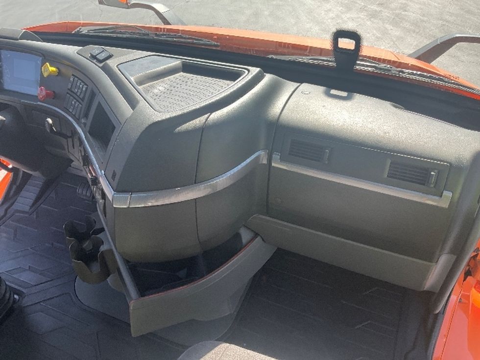 Day Cab Tractor-Heavy Duty Tractors-Volvo-2020-VNR64300-Torrance-CA-261,225\n\t\tmiles-$ 50,750 - Image 13