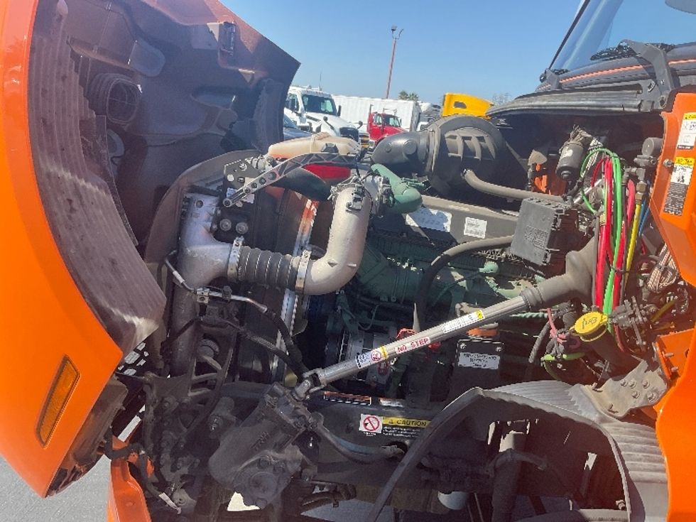 Day Cab Tractor-Heavy Duty Tractors-Volvo-2020-VNR64300-Torrance-CA-261,225\n\t\tmiles-$ 50,750 - Image 16