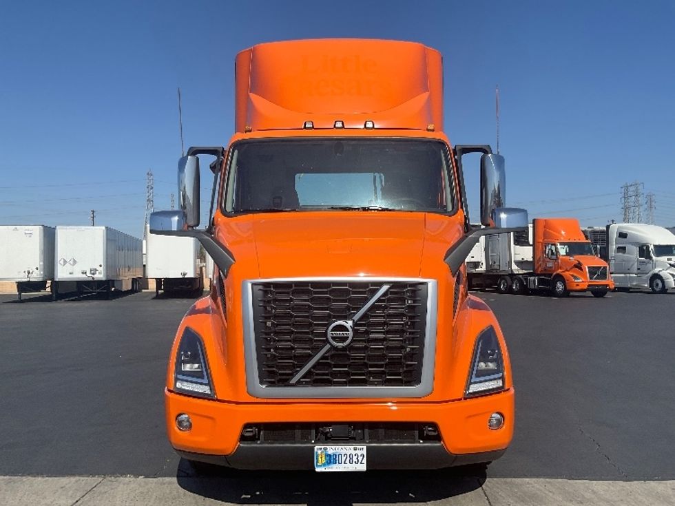 Day Cab Tractor-Heavy Duty Tractors-Volvo-2020-VNR64300-Torrance-CA-261,225\n\t\tmiles-$ 50,750 - Image 2