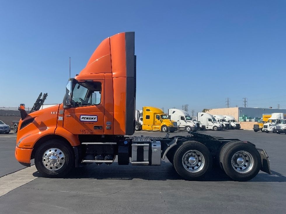Day Cab Tractor-Heavy Duty Tractors-Volvo-2020-VNR64300-Torrance-CA-261,225\n\t\tmiles-$ 50,750 - Image 4