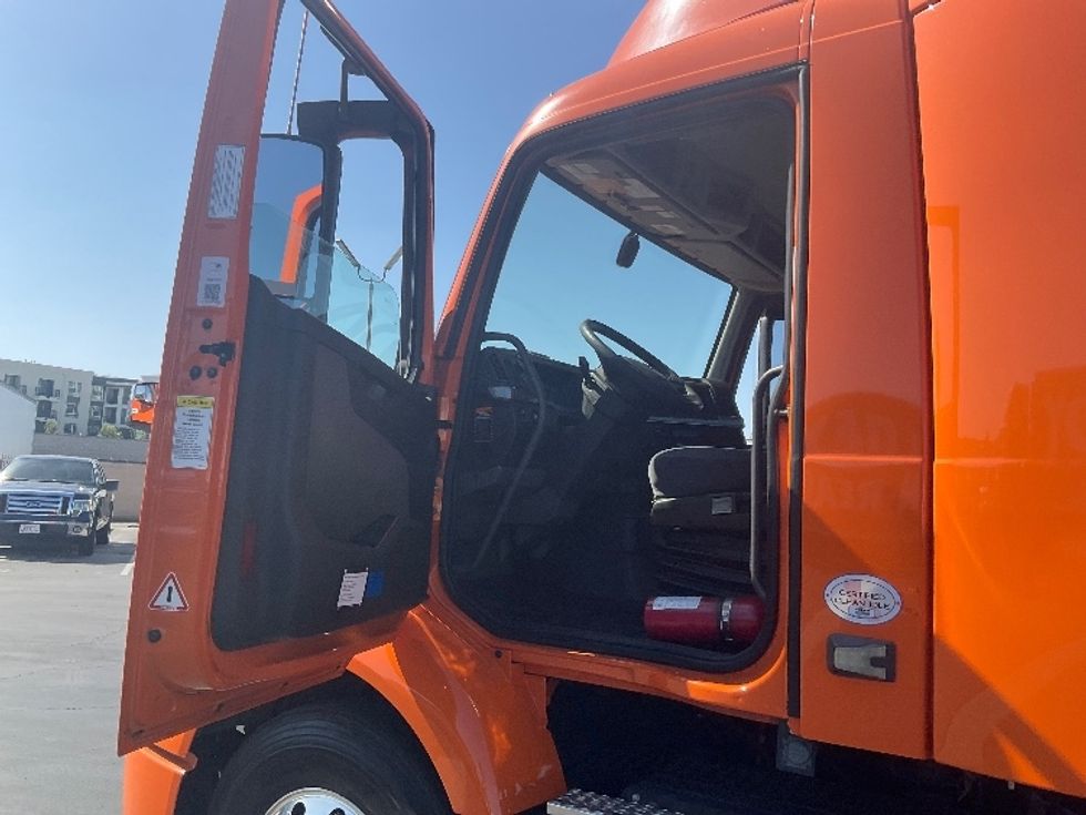 Day Cab Tractor-Heavy Duty Tractors-Volvo-2020-VNR64300-Torrance-CA-261,225\n\t\tmiles-$ 50,750 - Image 9