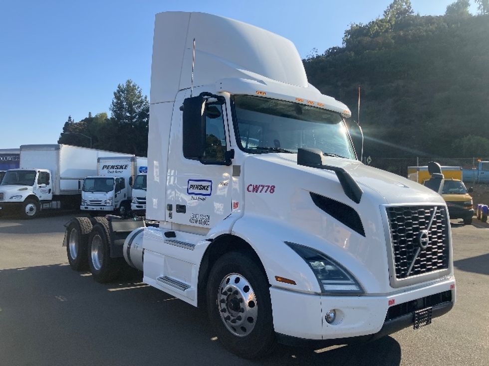 Day Cab Tractor-Heavy Duty Tractors-Volvo-2020-VNR64300-Torrance-CA-398,666\n\t\tmiles-$ 61,250 - Image 1