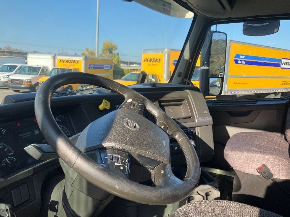 Day Cab Tractor-Heavy Duty Tractors-Volvo-2020-VNR64300-Torrance-CA-398,666\n\t\tmiles-$ 61,250 - Image 10