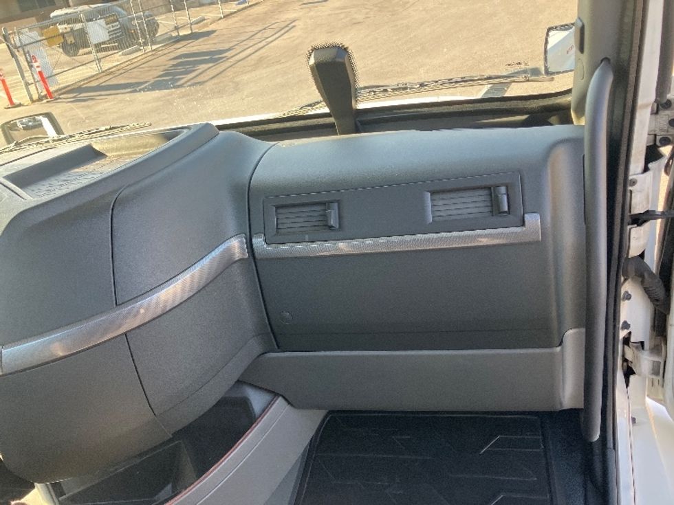 Day Cab Tractor-Heavy Duty Tractors-Volvo-2020-VNR64300-Torrance-CA-398,666\n\t\tmiles-$ 61,250 - Image 13