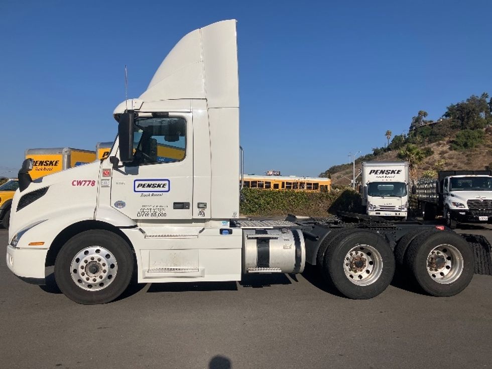 Day Cab Tractor-Heavy Duty Tractors-Volvo-2020-VNR64300-Torrance-CA-398,666\n\t\tmiles-$ 61,250 - Image 4