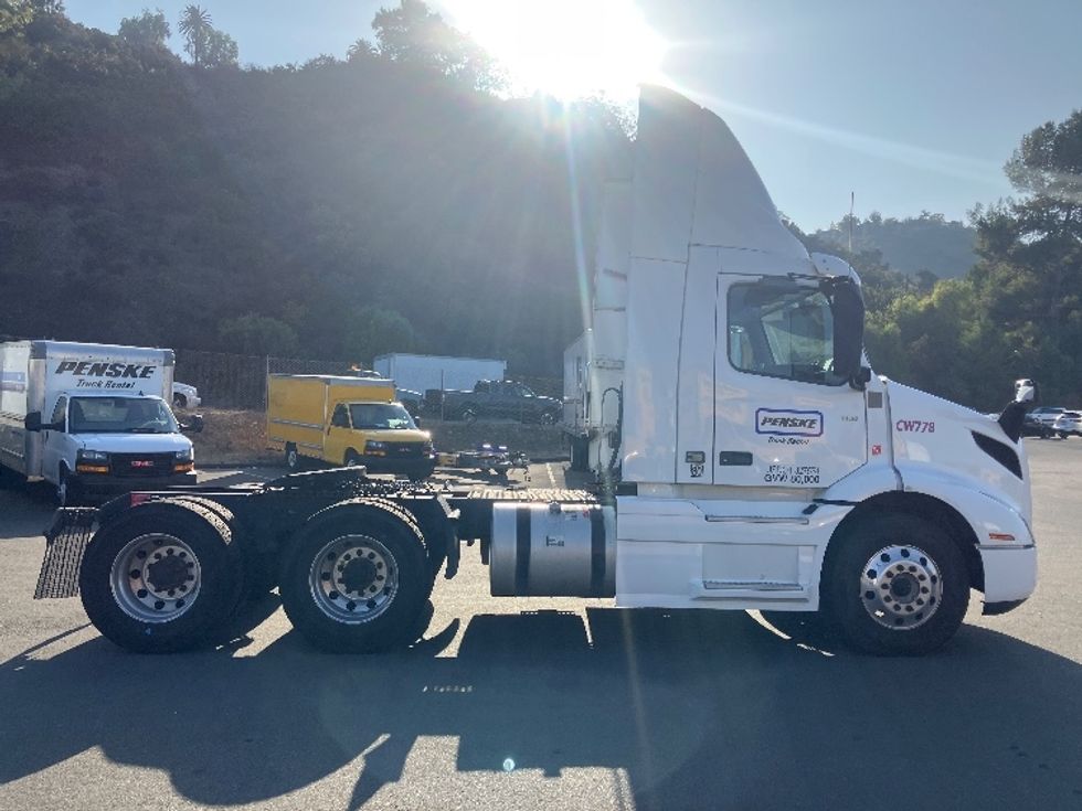 Day Cab Tractor-Heavy Duty Tractors-Volvo-2020-VNR64300-Torrance-CA-398,666\n\t\tmiles-$ 61,250 - Image 8