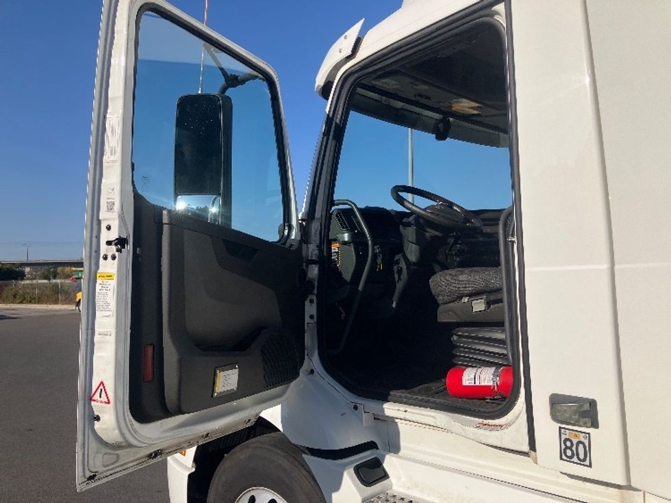 Day Cab Tractor-Heavy Duty Tractors-Volvo-2020-VNR64300-Torrance-CA-398,666\n\t\tmiles-$ 61,250 - Image 9