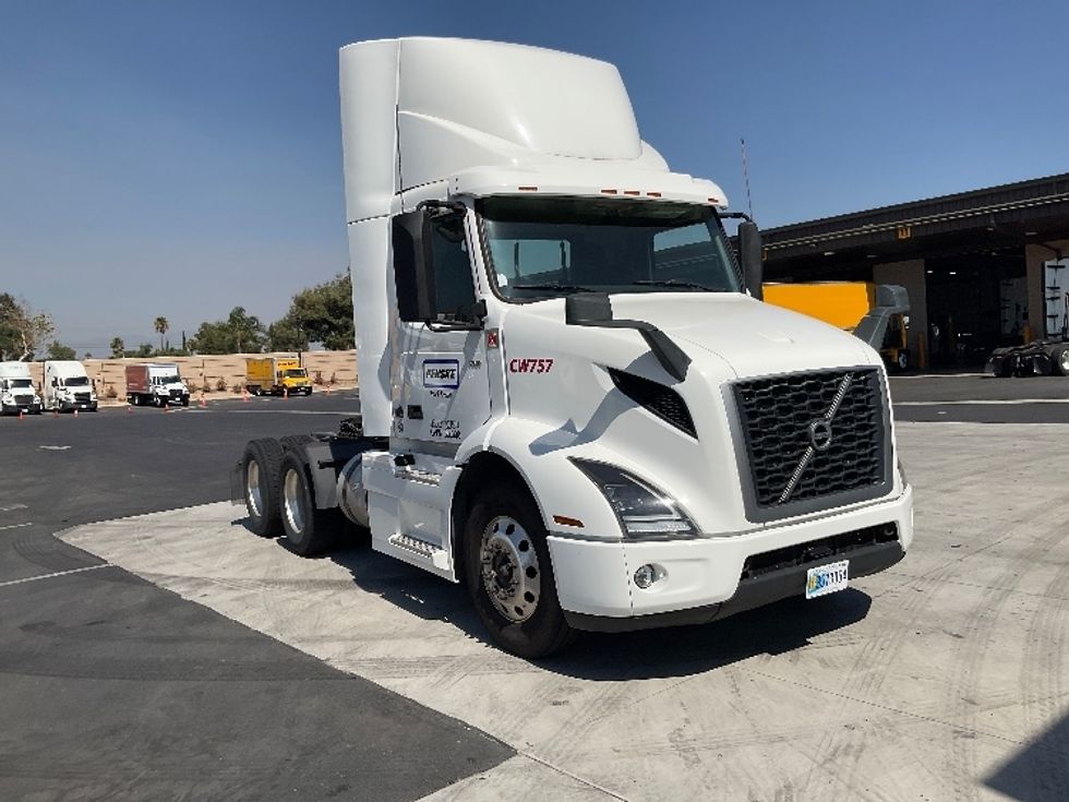 Day Cab Tractor-Heavy Duty Tractors-Volvo-2020-VNR64300-Torrance-CA-454,073\n\t\tmiles-$ 56,750 - Image 1