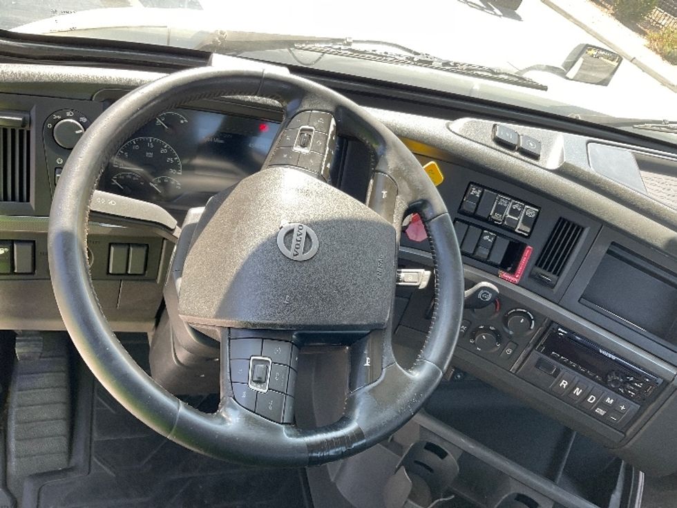 Day Cab Tractor-Heavy Duty Tractors-Volvo-2020-VNR64300-Torrance-CA-454,073\n\t\tmiles-$ 56,750 - Image 11