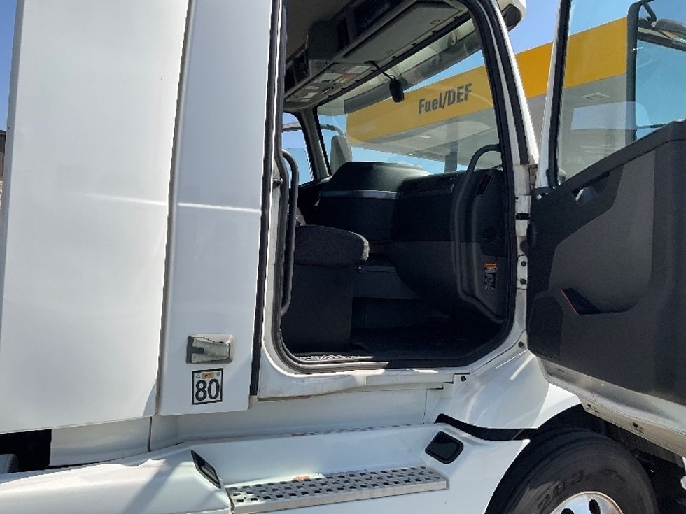 2020 Volvo Truck VNR photo 10