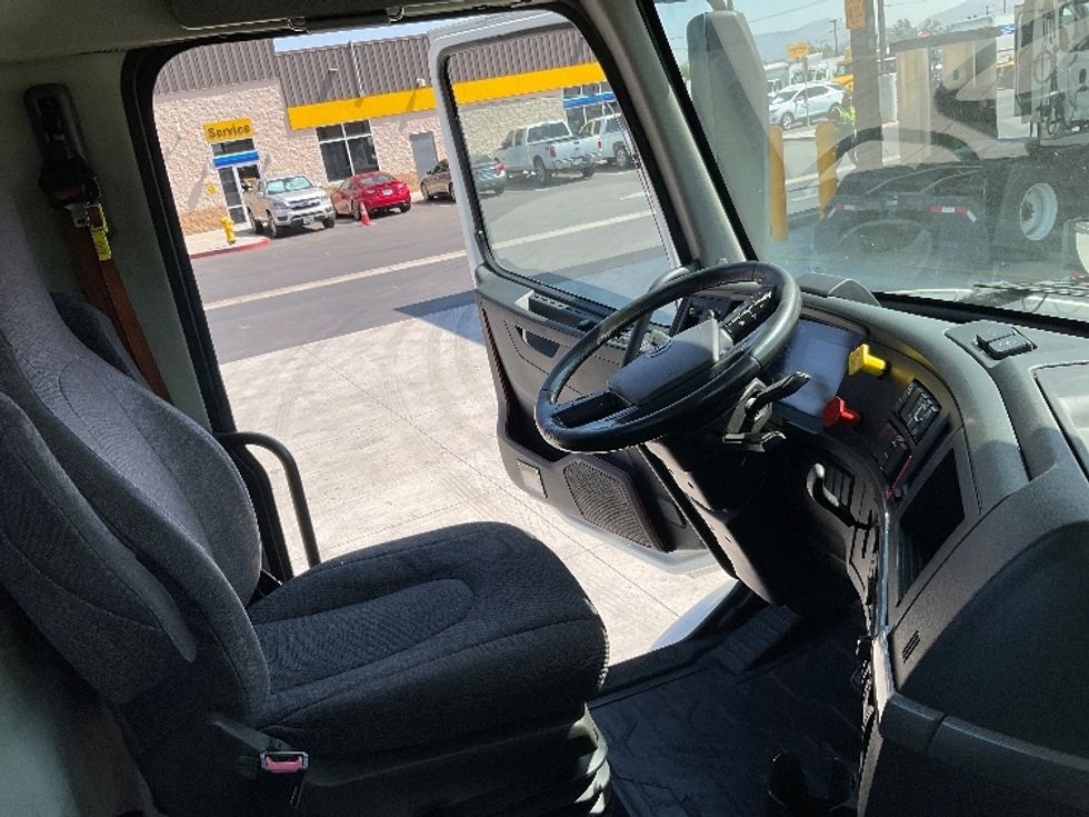 2020 Volvo Truck VNR photo 12