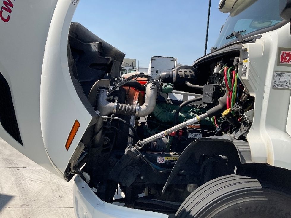 2020 Volvo Truck VNR photo 13