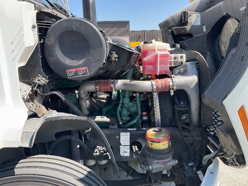 2020 Volvo Truck VNR photo 14