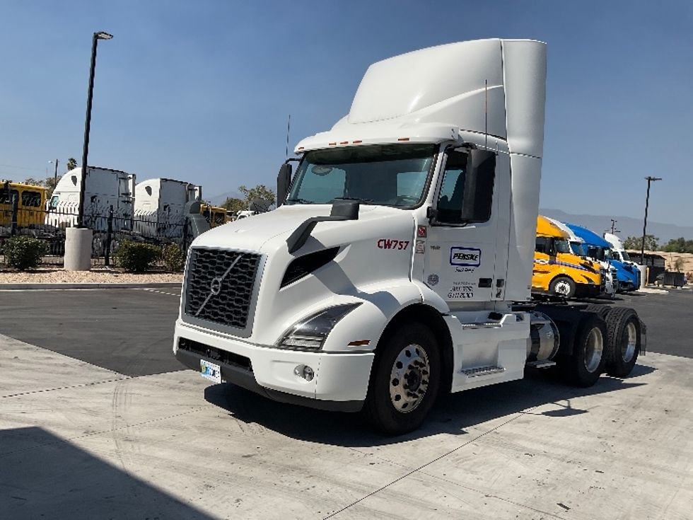 2020 Volvo Truck VNR photo 3
