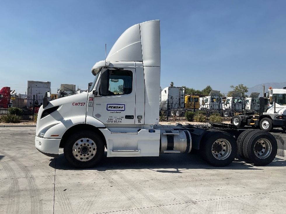 2020 Volvo Truck VNR photo 4