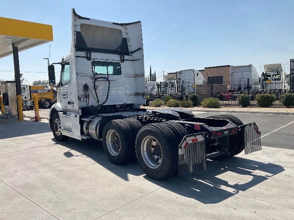 2020 Volvo Truck VNR photo 5