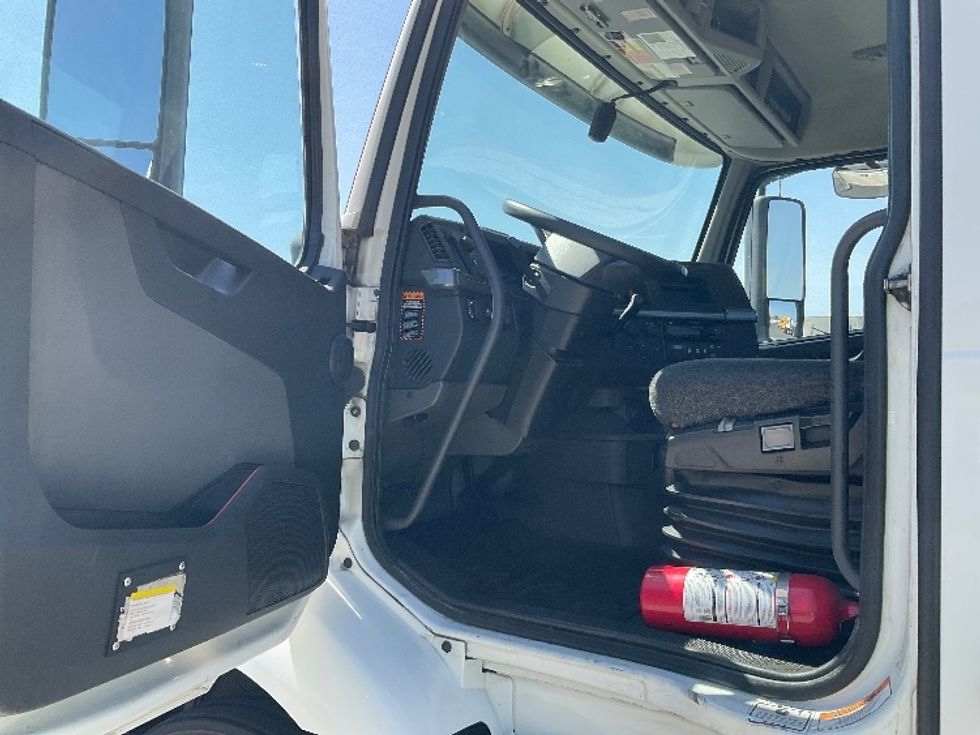 Day Cab Tractor-Heavy Duty Tractors-Volvo-2020-VNR64300-Torrance-CA-454,073\n\t\tmiles-$ 56,750 - Image 9