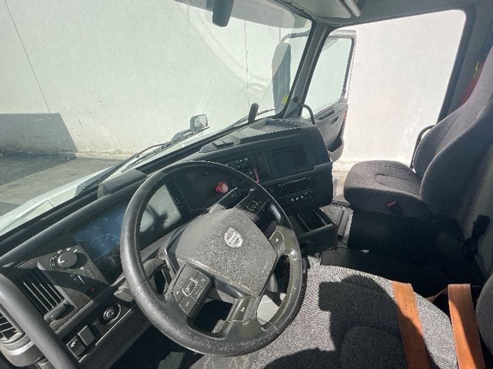 Day Cab Tractor-Heavy Duty Tractors-Volvo-2020-VNR64300-Torrance-CA-457,172\n\t\tmiles-$ 56,500 - Image 10
