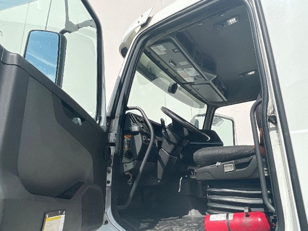 Day Cab Tractor-Heavy Duty Tractors-Volvo-2020-VNR64300-Torrance-CA-457,172\n\t\tmiles-$ 56,500 - Image 9