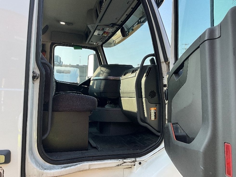 Day Cab Tractor-Heavy Duty Tractors-Volvo-2020-VNR64300-Torrance-CA-458,157\n\t\tmiles-$ 55,000 - Image 12