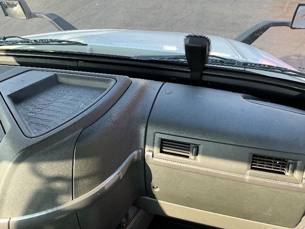 Day Cab Tractor-Heavy Duty Tractors-Volvo-2020-VNR64300-Torrance-CA-458,157\n\t\tmiles-$ 55,000 - Image 13