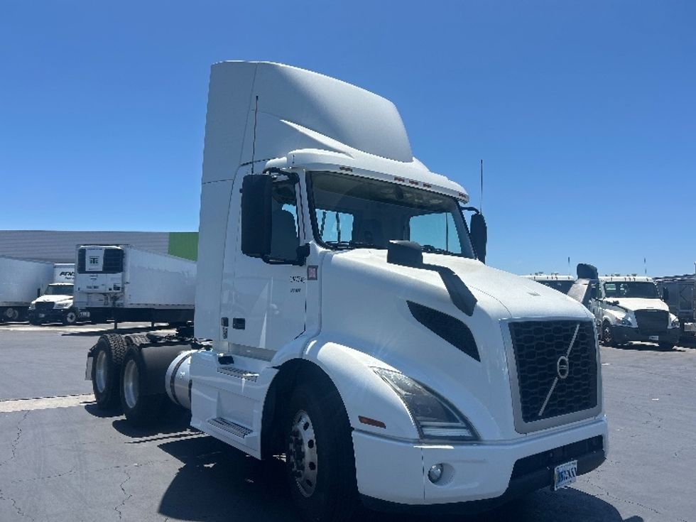 Day Cab Tractor-Heavy Duty Tractors-Volvo-2020-VNR64300-Torrance-CA-466,982\n\t\tmiles-$ 42,250 - Image 1