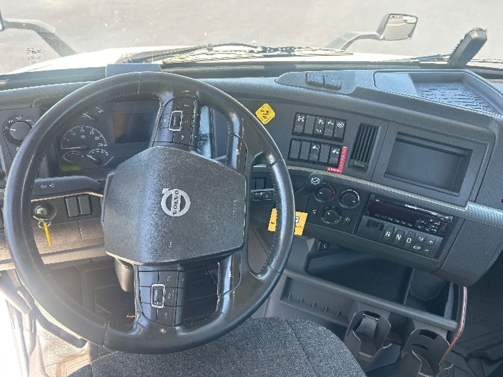 Day Cab Tractor-Heavy Duty Tractors-Volvo-2020-VNR64300-Torrance-CA-466,982\n\t\tmiles-$ 42,250 - Image 11