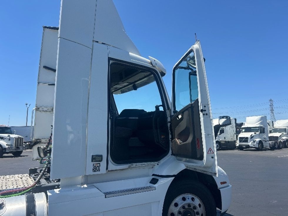 Day Cab Tractor-Heavy Duty Tractors-Volvo-2020-VNR64300-Torrance-CA-466,982\n\t\tmiles-$ 42,250 - Image 12