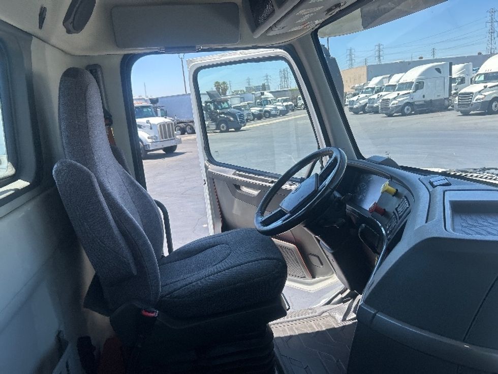Day Cab Tractor-Heavy Duty Tractors-Volvo-2020-VNR64300-Torrance-CA-466,982\n\t\tmiles-$ 42,250 - Image 14