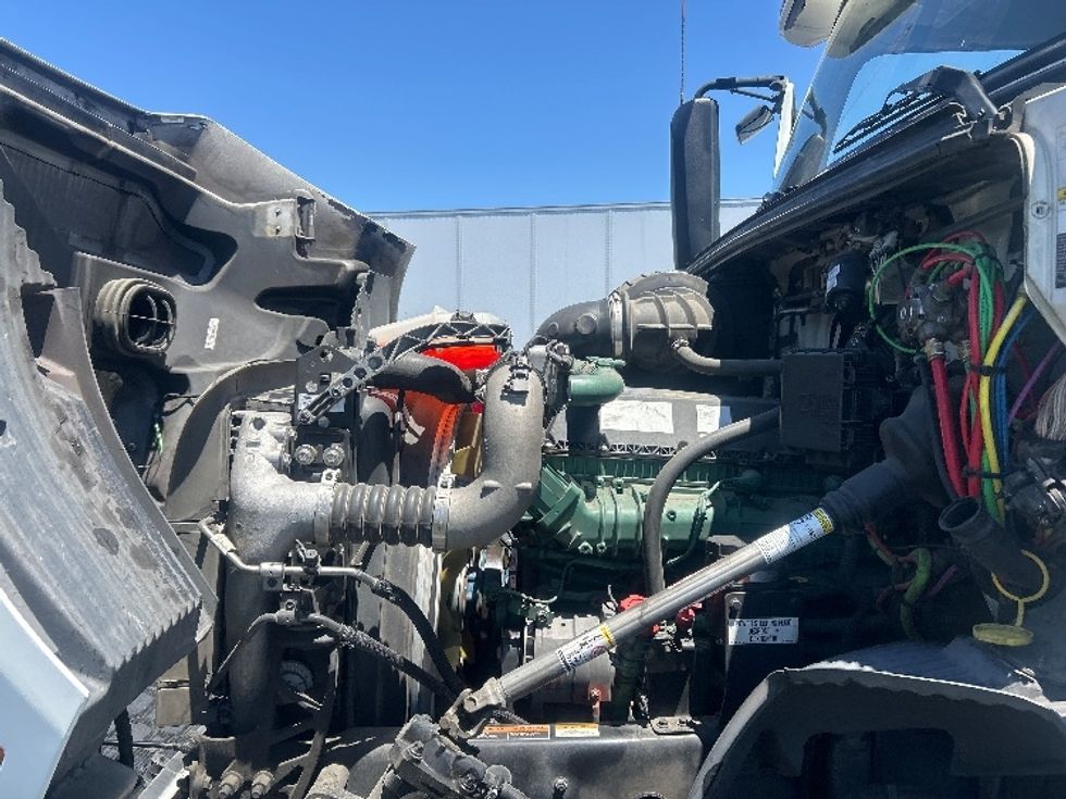 Day Cab Tractor-Heavy Duty Tractors-Volvo-2020-VNR64300-Torrance-CA-466,982\n\t\tmiles-$ 42,250 - Image 16