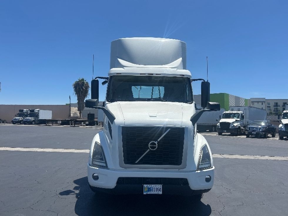 Day Cab Tractor-Heavy Duty Tractors-Volvo-2020-VNR64300-Torrance-CA-466,982\n\t\tmiles-$ 42,250 - Image 2