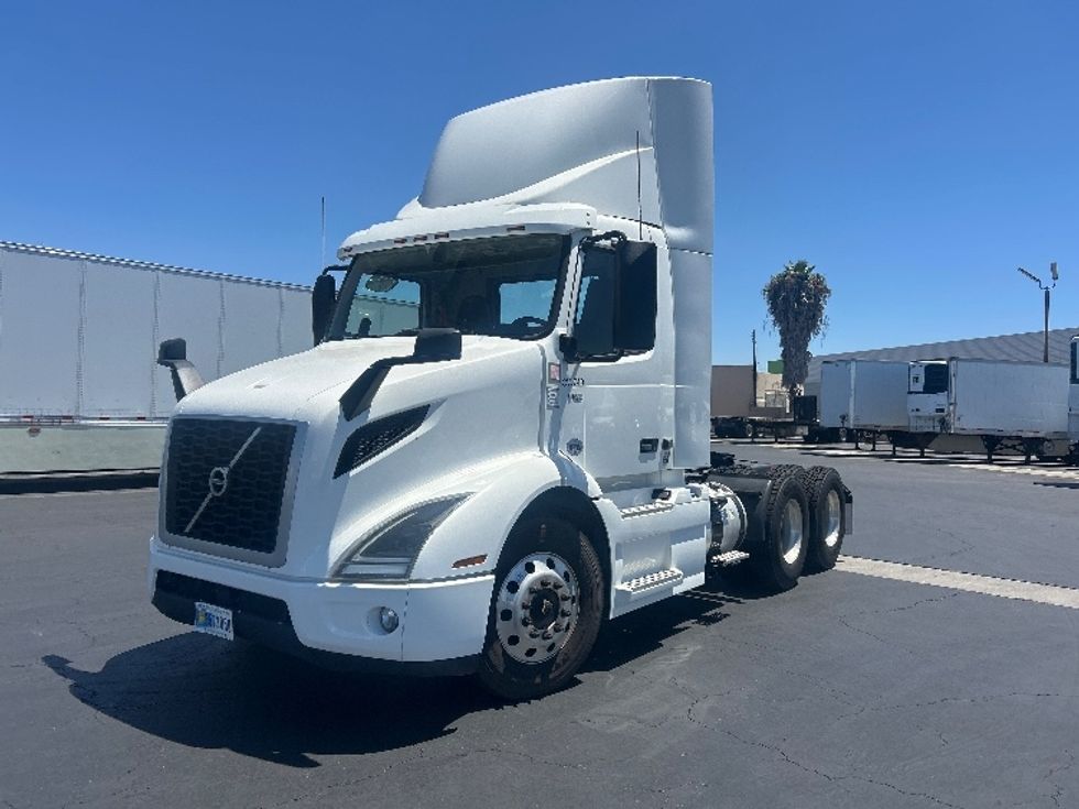 Day Cab Tractor-Heavy Duty Tractors-Volvo-2020-VNR64300-Torrance-CA-466,982\n\t\tmiles-$ 42,250 - Image 3
