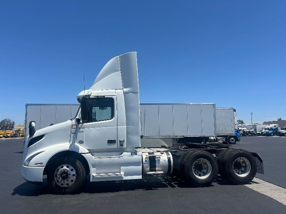 Day Cab Tractor-Heavy Duty Tractors-Volvo-2020-VNR64300-Torrance-CA-466,982\n\t\tmiles-$ 42,250 - Image 4