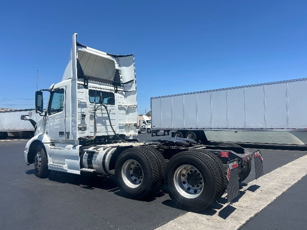 Day Cab Tractor-Heavy Duty Tractors-Volvo-2020-VNR64300-Torrance-CA-466,982\n\t\tmiles-$ 42,250 - Image 5