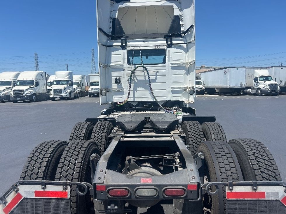 Day Cab Tractor-Heavy Duty Tractors-Volvo-2020-VNR64300-Torrance-CA-466,982\n\t\tmiles-$ 42,250 - Image 6