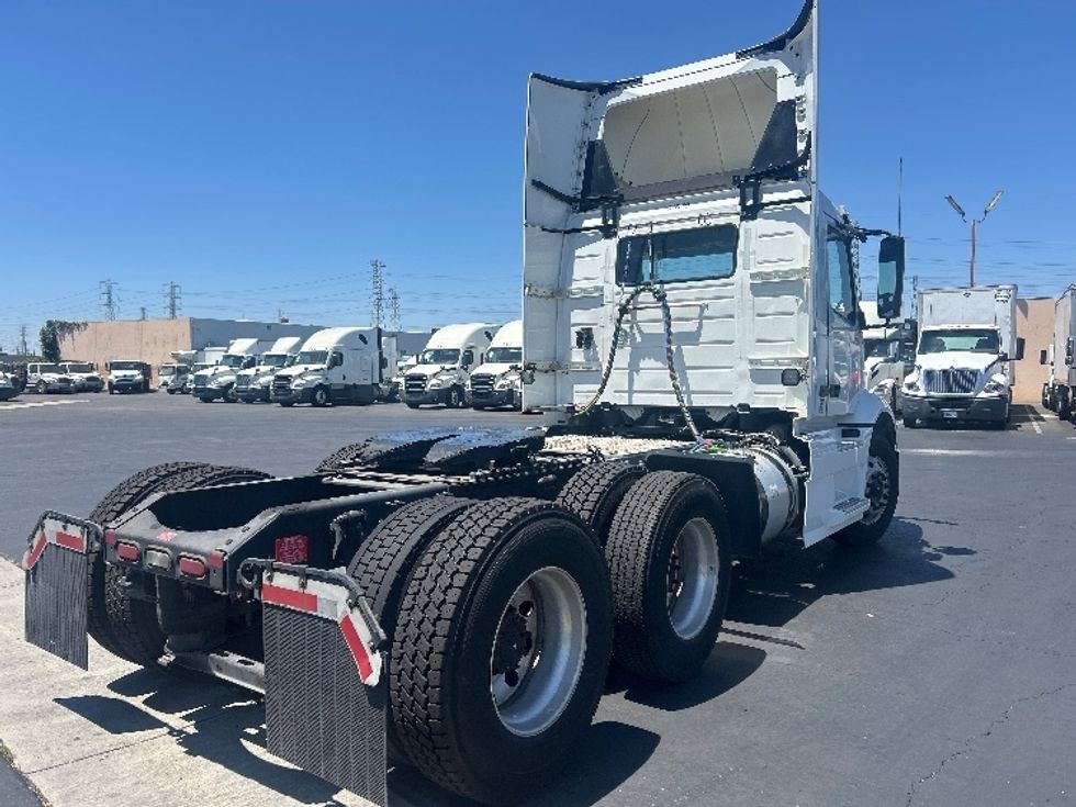 Day Cab Tractor-Heavy Duty Tractors-Volvo-2020-VNR64300-Torrance-CA-466,982\n\t\tmiles-$ 42,250 - Image 7